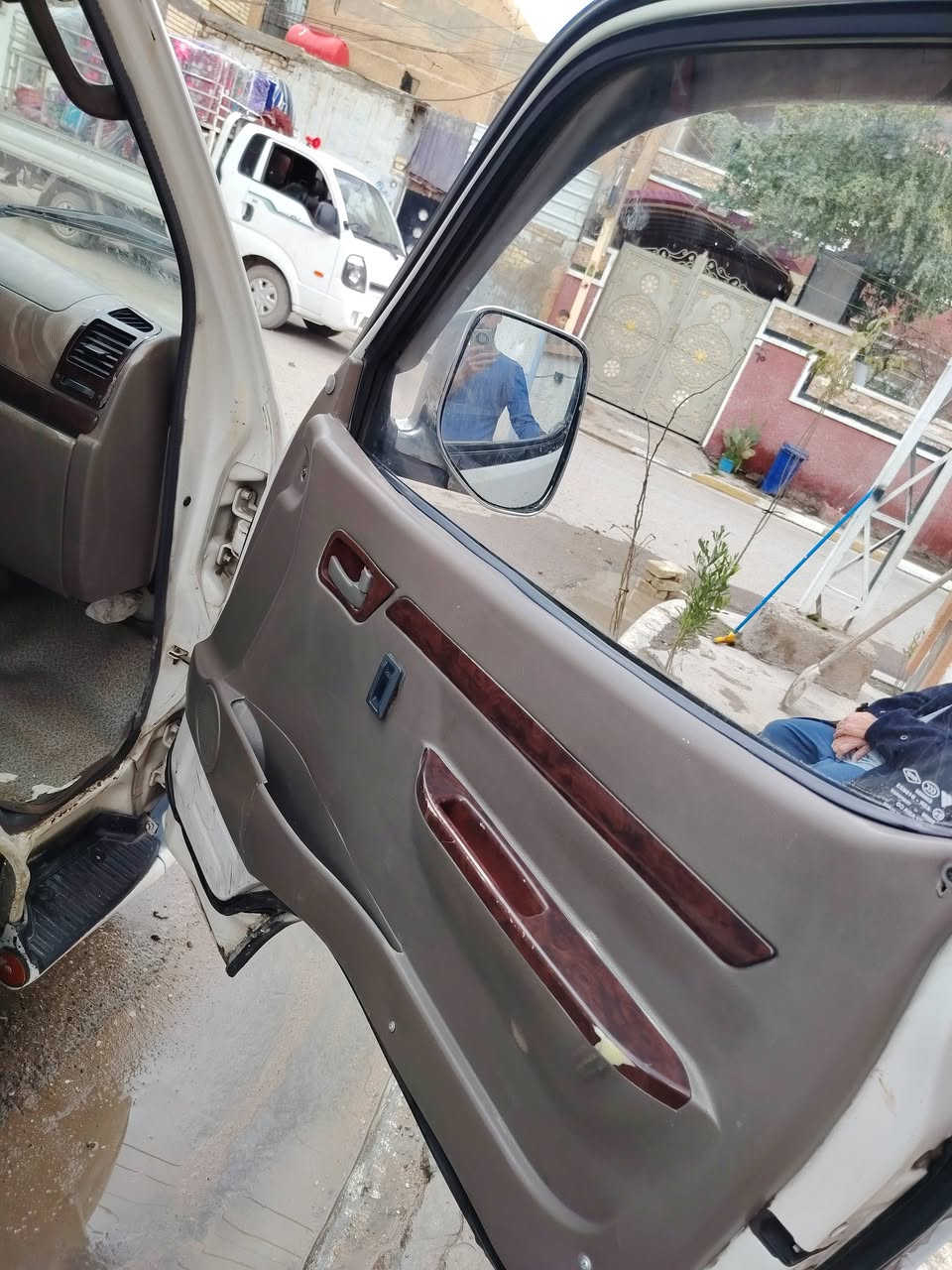 السلام عليكم فتون ١٤ .. السياره سوفت عينكم نظيفه جدآ. تخم تاير تخم ويل صدر جديد كير مكينه اكسل خير من الله دوشمه كامله مكمله بردات سيلايار تزريف درع كامله السياره.. بس بيه كم شغله نقص حشاكم من النقص إني ممتفرغ إله.. رقم بغداد. السعر ٨٨  مكاني بغداد حسينيه الراشديه.. كل التفاصيل ذاكرهن... بيه صبغ معمره ٤ دواوير، وبين الكصه مصبوغة بيه طخه بلمازده مال سايق وصبغت الكصه كله للجماليه كل تفاصيل ذاكرهن وبخدمتكم من تخابر لاتكلي شبيه مابيه هاي كل تفاصيله والنقص البيه صالنصه طاكه والبور بي ونه خفيفه ويرادله دسكات وكذاء أمور تمام كلبي.. هاي كل تفاصيله.. للعلم السياره بسمي مابيع غير العقد المروري إذا مو عقد مروري مابيع أبد يشهد الله
للعلم لا دركه ولا ترجيه وياها سياره دركته القديمه موجوده والترجيه مو وياها سبير مابيها 
***********
