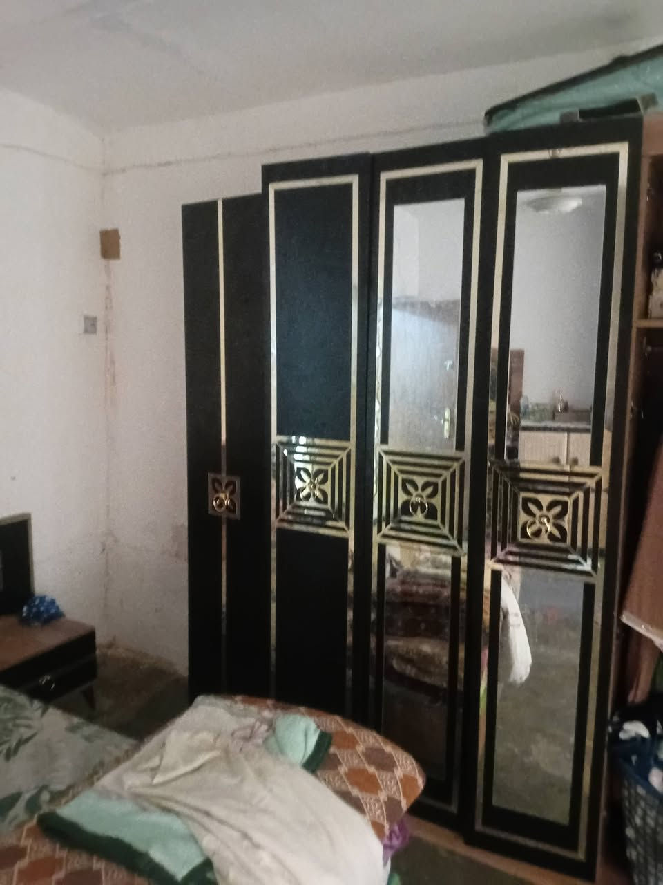 تخم مستعمل مع غرفه اخشاب السعر مليون وبيه مجال الي يحب يستفسر هذا رقمي ***********
