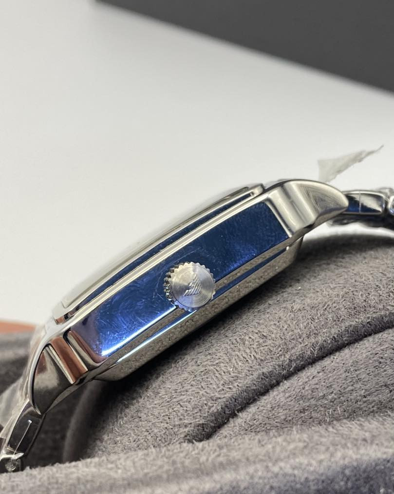 Emporio Armani Diego
جديد كُليًا 
اصلي كامل المرفقات 
اوتوماتيك قلب مفتوح ظهر كشف 
ابعاد الساعة ٣٢*٣٧


**إذا كنت صاحب هذا الإعلان وتريد حذفه لأي سبب، رجاءا أرسل رسالة إلى الدعم الفني**