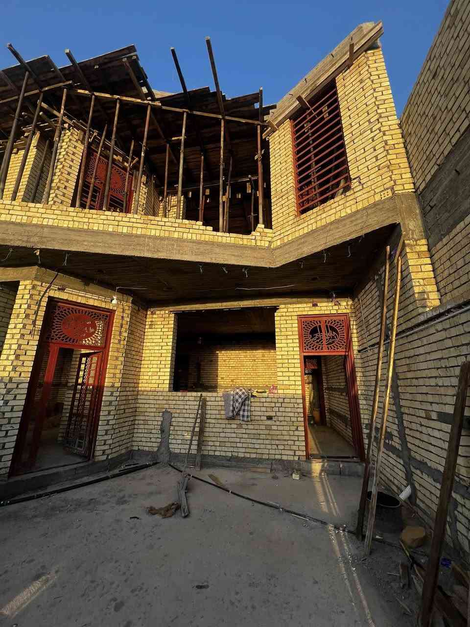 سلام عليكم بيت للبيع مساحه 250م طابو صرف طابقين مقابيل كليه الفتوحه مقابيله ساحه خضراء وشارع عشرين  يحتوي اربع غرف نوم مطبخ حار وبار وستقبال وصاله وصحيات للستفسار ***********
