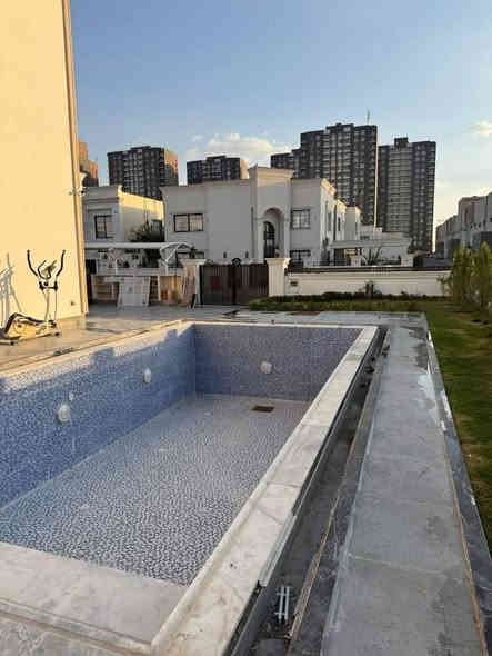 فيلا VIP للبيع في #كنجان_ستي 🏡

فرصة استثنائية لاقتناء واحدة من أرقى الفلل في أربيل

📍 ركن مميز بمساحة 750م

تجمع بين الفخامة، الراحة، والموقع الاستراتيجي

تتضمن:

🏊‍♂️ مسبح خاص بتصميم عصري

🌿 حديقة منسقة ومساجه أنيقة

✨ ديكورات داخلية فاخرة وتشطيبات راقية

🔥 نظام تبريد وتدفئة مركزي

🚗 كراج واسع

السكن المثالي الفاخر يبدأ من هنا

0777 436 4633
0782 127 8772 
75 دفتر
