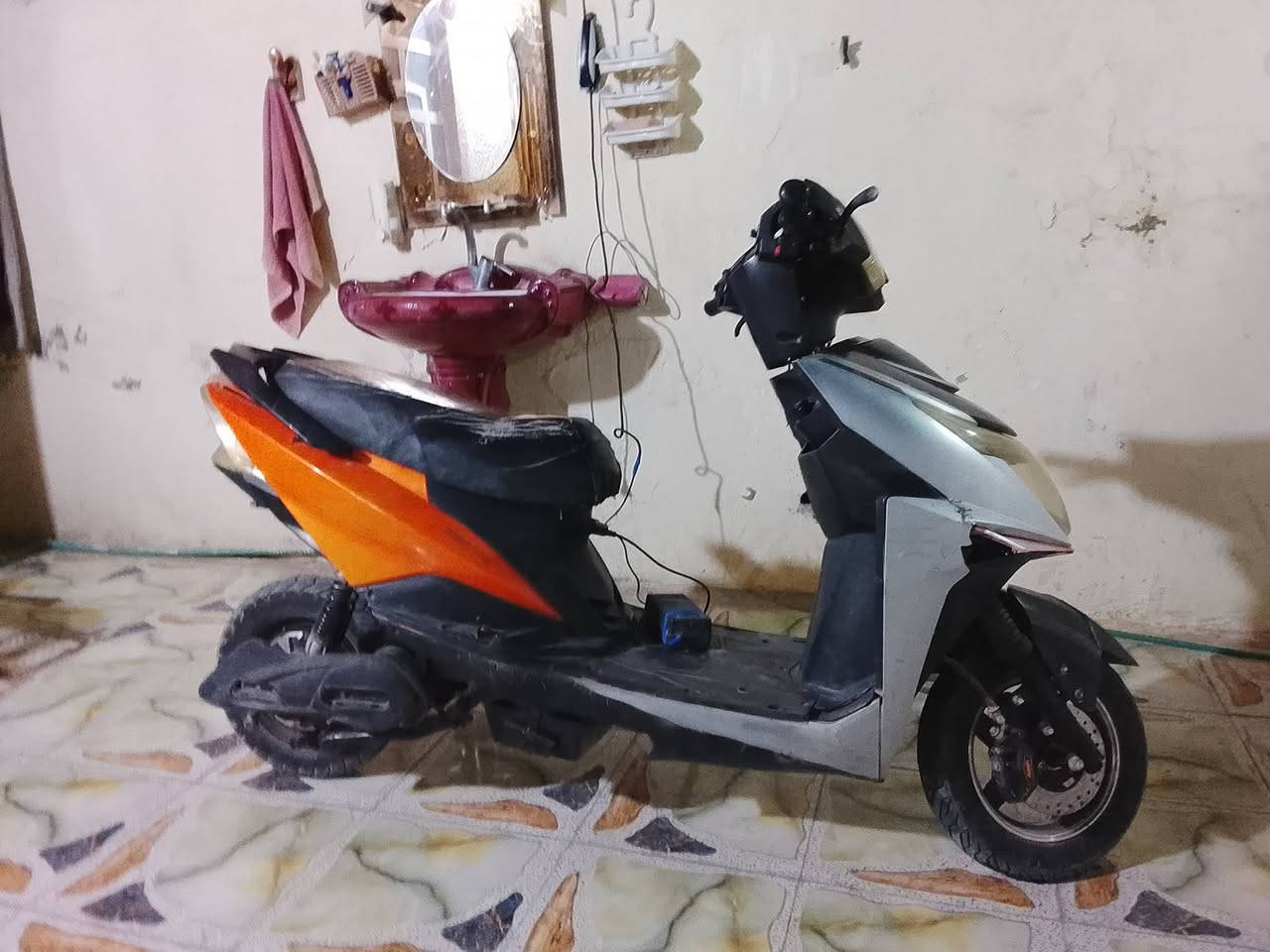 سلام عليكم سكنس شحن للبيع دراجة خير من الله كلشي ماناقصها السعر 300 والرقم ***********
