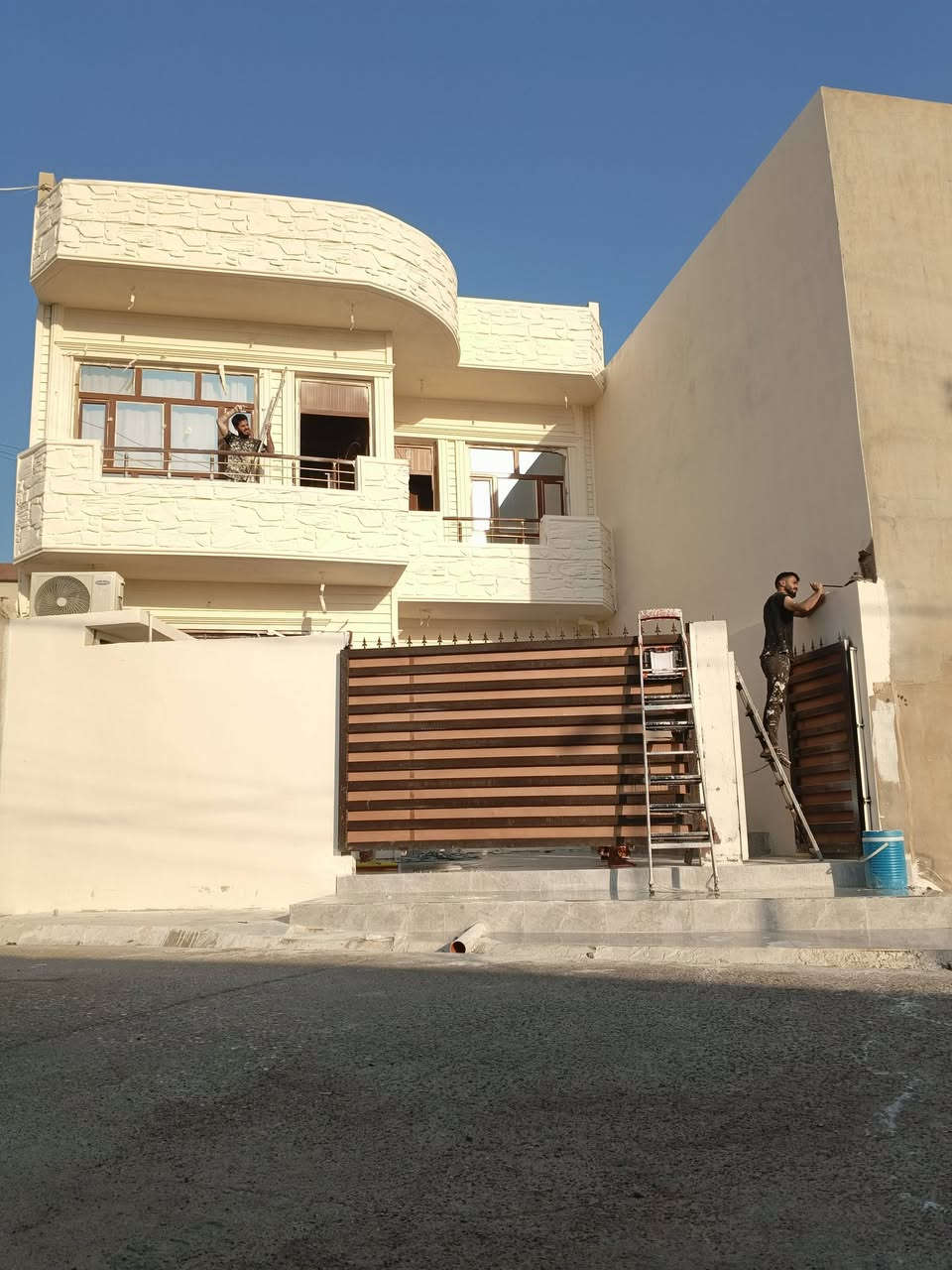 صباغ بيوت بسعر مناسب بيت 100 متر داخلي و خارجي190 الف الغرفه الواحده 25 الف معه تصليح  العمل كركوك اشتغل باليوميه شغل شررط ***********خارجي سعره 100 وتساب هم بيه
