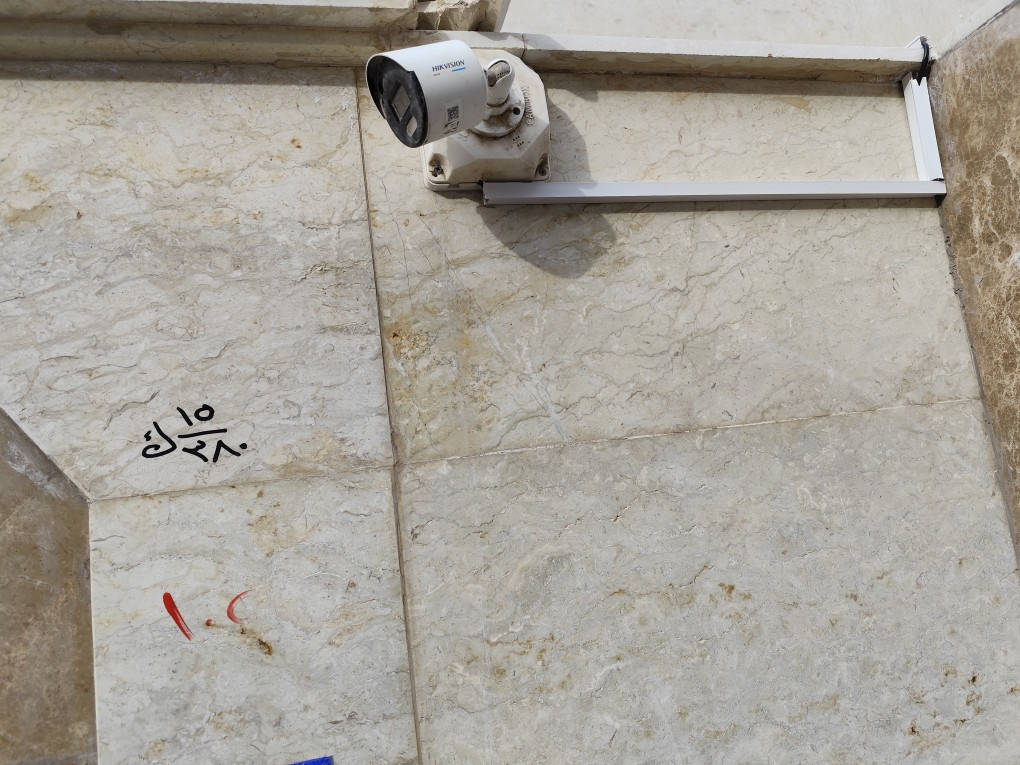 🦅 لأهلنا في كربلاء المقدسة.. إنجاز أمني جديد ومتقن من "عين الصقر - Hawk Eye"!
​بفضل الله وتوفيقه، وبأيدي هندسية متخصصة، أتممنا بنجاح تجهيز وتنصيب منظومة كاميرات مراقبة شبكية متطورة (Hikvision IP) لأحد المشاريع في حي المخازن.
​نحن في "عين الصقر" لا نكتفي بتركيب الكاميرات، بل نحرص على تقديم عمل هندسي متكامل يضمن لك الأمان المستدام والعمر الطويل للمنظومة، وكما هو موضح في تفاصيل العمل:
​دقة شبكية فائقة (IP): تضمن لك صورة بغاية الوضوح لمراقبة أدق التفاصيل في النهار والليل.
​تنصيب احترافي وآمن: اعتمدنا على صناديق الحماية (CamBox) ومسارات الكابلات (Trunking) لعزل الأسلاك وحمايتها من حرارة الشمس والعوامل الجوية، مع الحفاظ على جمالية وترتيب واجهة المبنى.
​تغطية شاملة: اختيار وتثبيت زوايا الكاميرات بعناية هندسية لضمان عدم وجود أي نقاط عمياء.
​لأن أمنكم وراحة بالكم هي مسؤوليتنا، نحن مستعدون لتلبية كافة احتياجاتكم من الأنظمة الأمنية والشبكات في جميع أحياء ومناطق كربلاء المقدسة.
[***********​📞] لحماية منزلك، محلك، أو مشروعك بأفضل التقنيات، تواصل معنا الآن عبر رسائل الصفحة لحجز معاينة أو للاستفسار.
​#كربلاء_المقدسة #حي_المخازن #عين_الصقر #Hawk_Eye_Technology #كاميرات_مراقبة #هيك_فيجن #Hikvision #أنظمة_أمنية #تكنولوجيا_ذكية #IP_Camera
