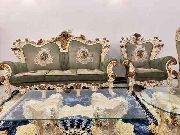 السلام عليكم صالة متكونة من تخم عشر مقاعد +ميز طعام ثمن كراسي + فاترينة
طبلة كبير مع ثنين جانبيات  
تواصل على رقم ***********تصال او واتساب
العنوان بغداد
