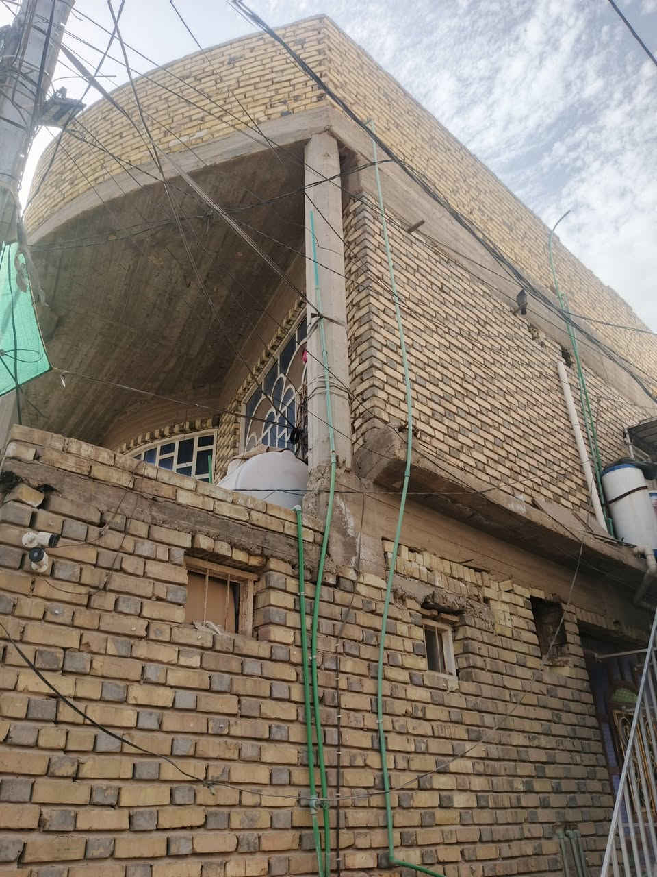 للبيع بيت دبل فاليون مرتب طابقين المساحه 150متر ركن طابو صرف قريب عن الشارع العام مدخل النجف الاشرف مسافه 100متر وقريب على مسجد الكوفه المعظم حوالي 300متر يحتوي الطابق الارضي على 3غرف نوم واستقبال وصاله ومطبخ كبير وحمام وتواليت سيراميك البيت نظيف جدا الاستفسار الاتصال على الرقم ***********
