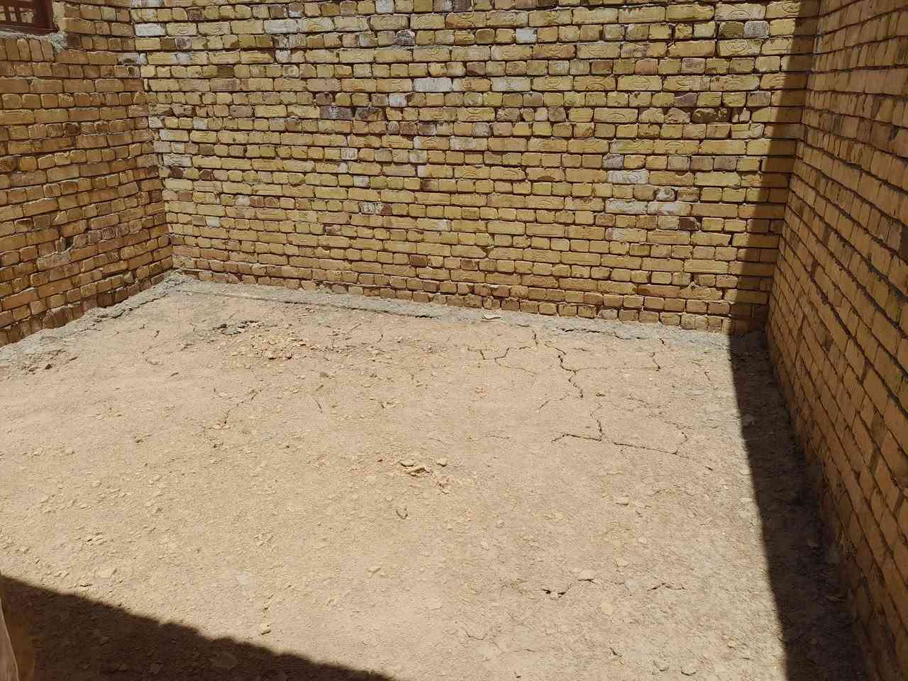 السلام عليكم،، بيت هيكل طابوڰ رباط كونكربت،، غرفتين وصاله ومطبخ واستقبال، وصحيات، داخليه وخارجيه. 
قرب مدرسة نور الدين،، قريب عالطابو،، مسافة 50 متر ع مولد عويض. 
مساحته200م.
للاستفسار عالرقم***********.
و الخاص مفتوح.
