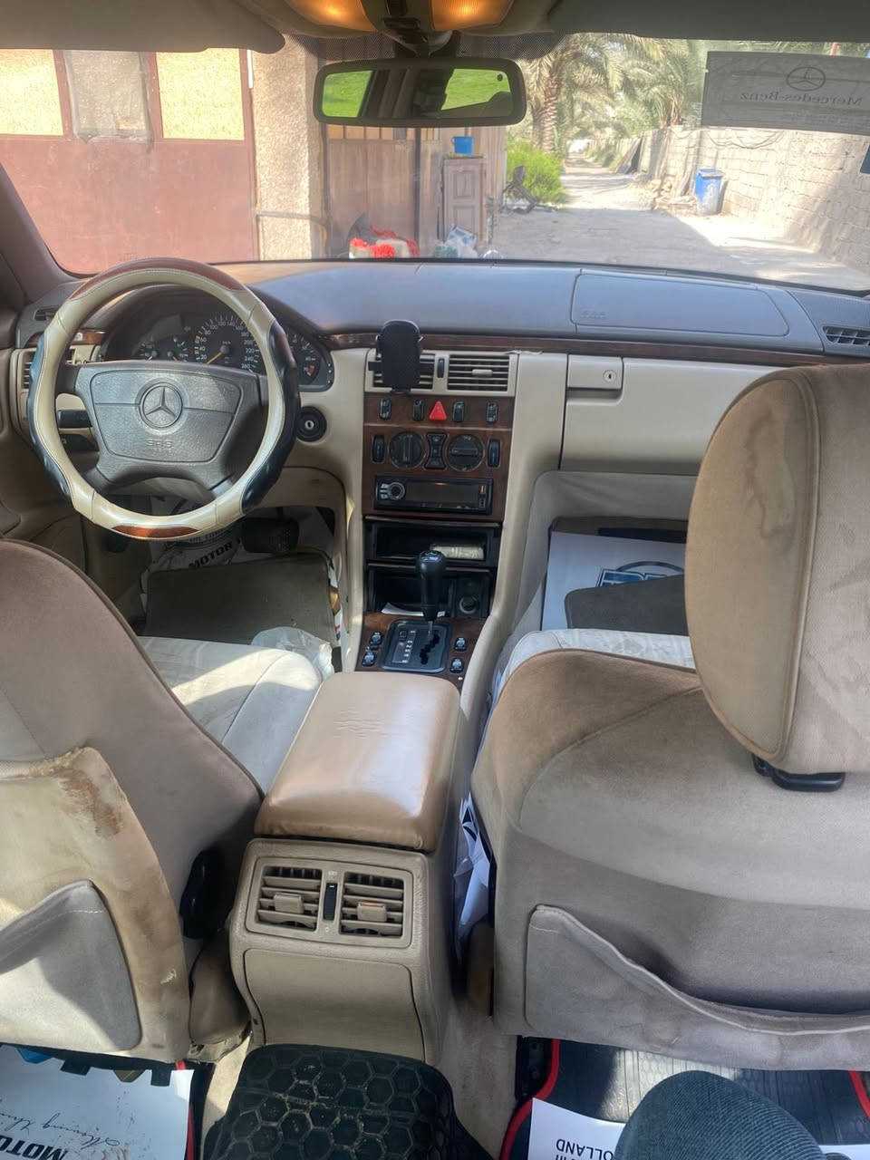السلام عليكم من رخصة الادمن مرسيدس ام عيون للبيع موديل 1995 بسمي السيارة مكفولة من الضربة والطخة مصبوغة عام اثر جراد للجمالية لان تعرفون لونها ماروني يجرد كير محرك مكفولات بيها شلعة تخبل تخم تاير جديد مصار هواي من شديته  صدر حدادية جديدة دسكات مصار اسبوع من شديتهن اصليات غرفتها جديدة السيارة وارد افنكارد رقم بغداد باسمي سنوية وهزة مجددة لل2029 سيارة هاملها ماطلع بيها هواي سيارة تبريدها ثلج حماوة ابد مابيها صيف شتاء حماوة ثابتة ٨٥ وجوه مكينتها 320 خراطيم العدلة اصل لا تنقيص لا تبخير مكفولة داخلها لون بيجي منظومة بنزين جديدة صرفها ممتاز مابيها صرف السيارة جاهزة مناقصها برغي السعر ب87 وبيها مجال للطيبين حق الجية مكانها بغداد 
رقم الهاتف ***********
