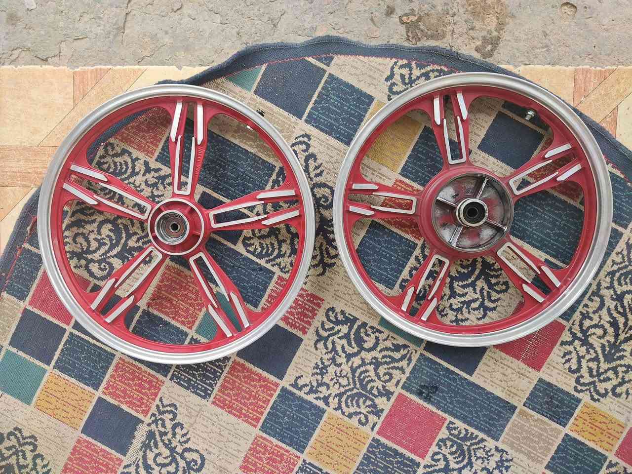 السلام عليكم  غراض دراجه ايراني للبيع
ويل امامي حجم18
ويل خلفي حجم 17/للبيع60 الف
تانكي ماروني مع صفاحيات 25 الف
تاير خلفي صنع باكستاني حجم 17 بعده جديد للبيع 15 الف
رقمي ***********
