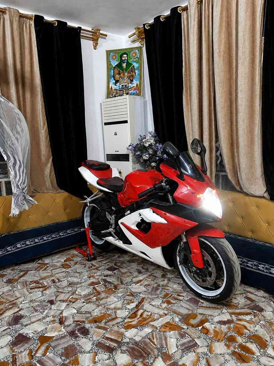 السلام عليكم حبايب دراجه جكسر 1000ccمكينه ستندر بيها ملاحضات كلش بسيطه سعرها مناسب الي يرغب بل شراء او مراوس هاذا رقمي *********** بس واتساب  عنواني كربلاء حي الوفاء
