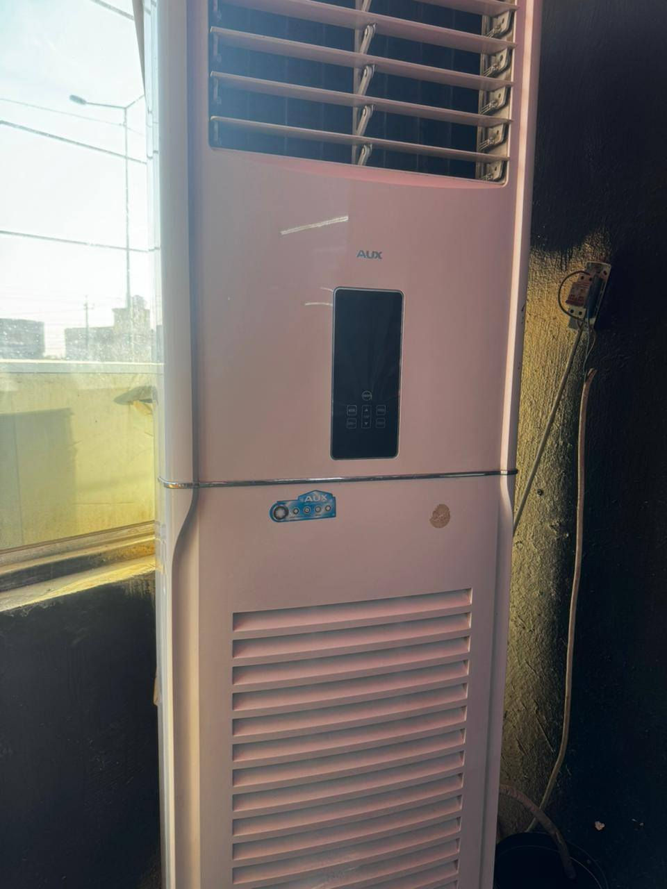 سلام عليكم سبلت 3طن جديد موسم واحد مشتغل اسمه AUXاواكس سبلت بكاروتونه مامتشغل هواي سعر اتصل ***********
