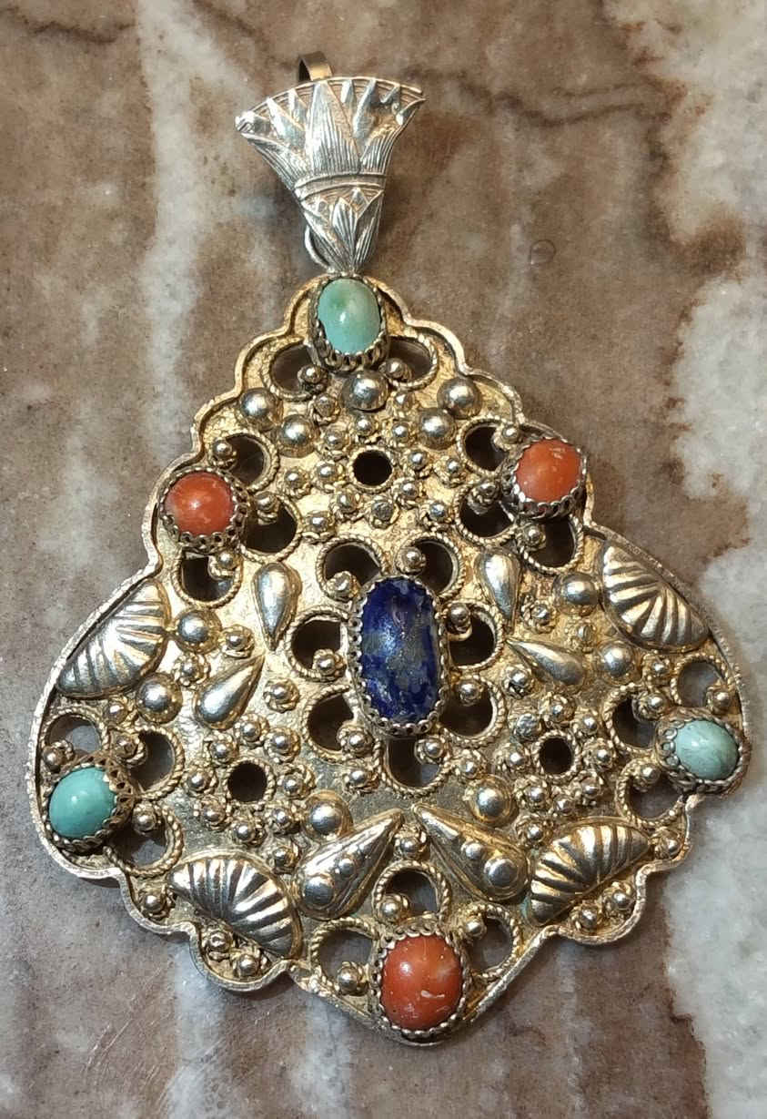 دلايه فضه يمنى انتيك بالتصميم الفيلجرى... حجم كبير مطعمه بالمهرجان التونسي الحر والفاروز الطبيعي واللابس لازورد.. قطعه لن تتكرر عيار 925


**إذا كنت صاحب هذا الإعلان وتريد حذفه لأي سبب، رجاءا أرسل رسالة إلى الدعم الفني**