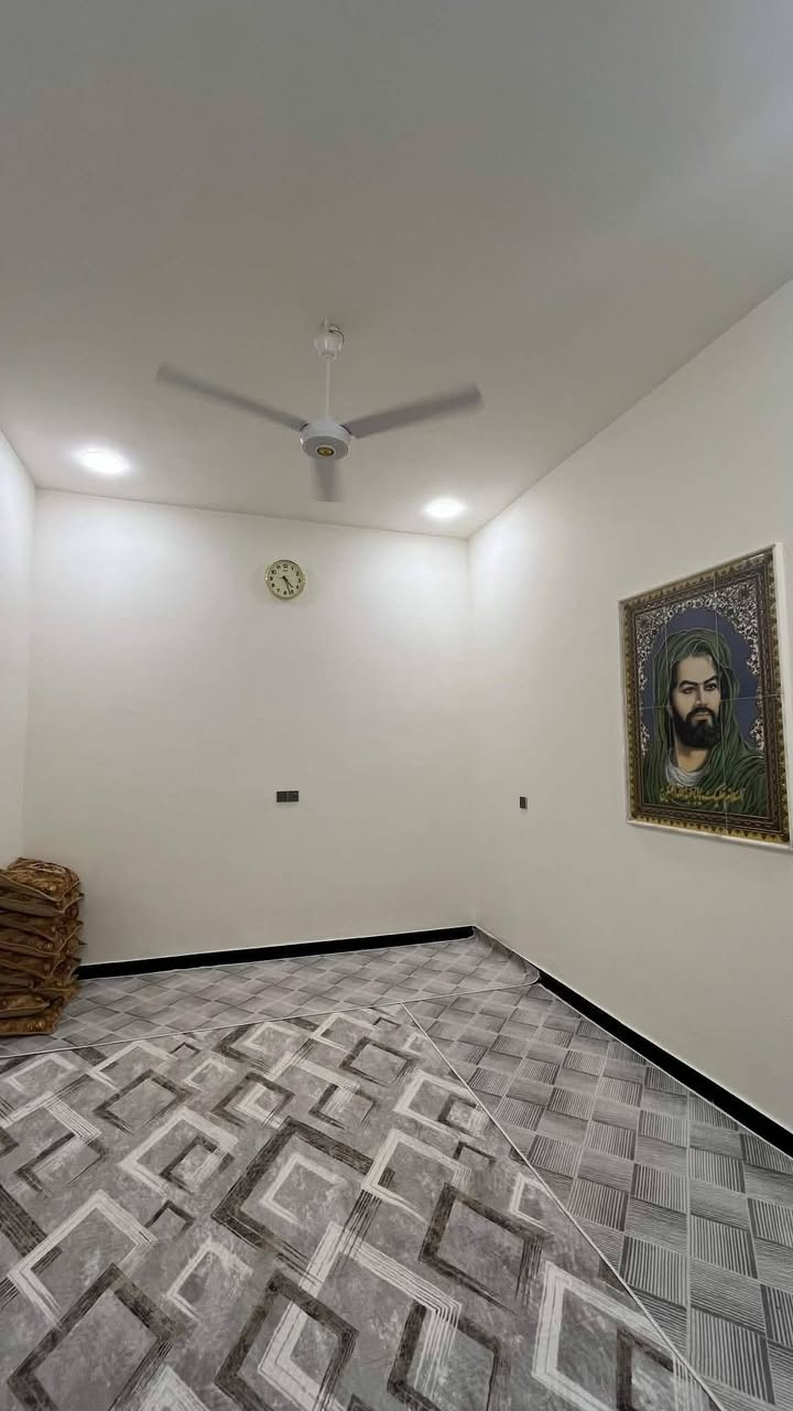 السلام عليكم بيت طابو صرف في حي الشرطه مساحته البيت 100متر متوفر كافه الخدمات من ماء وتبليط وكهرباء يتكون البيت من طابقين 
الطابق الاول يحتوي على غرفه واحده وبراني وحمامات عدد 2وصاله ومطبخ. 
و الطابق الثاني يحتوي على غرف عدد 2وحمام وصاله وسطح البيت دولان بناء حديث سعره مع الاثاث 75ومطلوب للاسكان 40مليون وتسديد كل شهر 255اتصال على هذا الرقم  ***********او خاص
