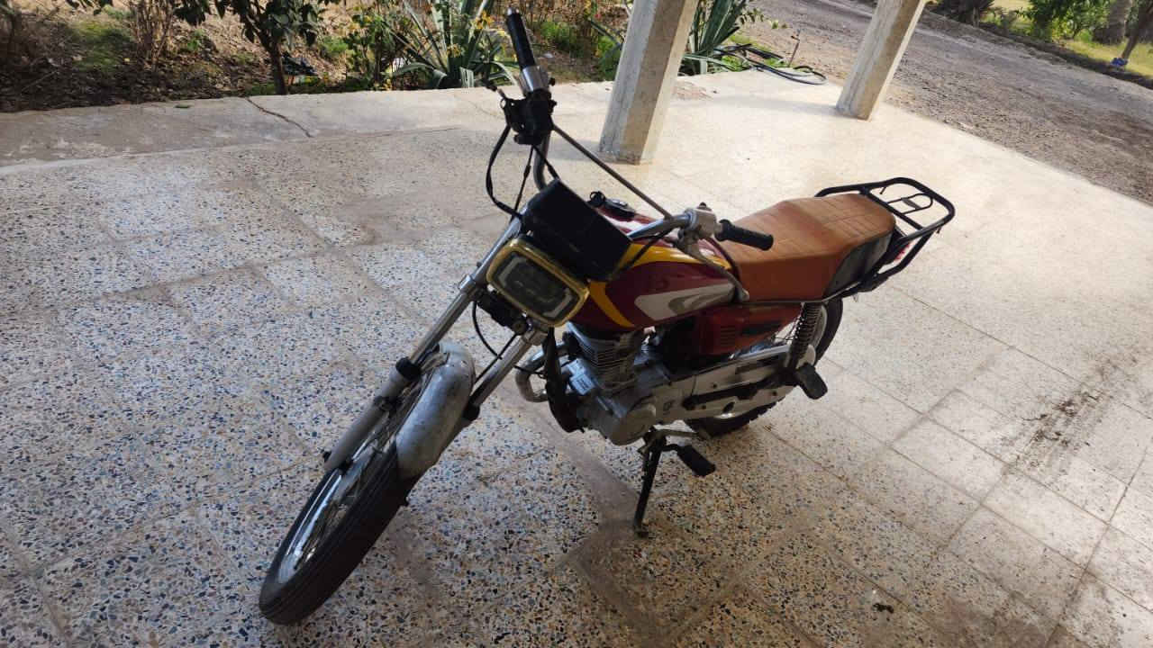 السلام عليكم دراجه تايكر اربعه كير موديل 21 اوراق عدد 5 شاصي مكفول من العواج  محرك مكفول لاتبخير ولا نضوح فقط امبدل ولفات 0.1 الاصلي شلعه حلوه اوياله نضيفات السعر 400 وبي مجال بسيط المكان اليوسفيه معمل زينب  الرقم ***********
