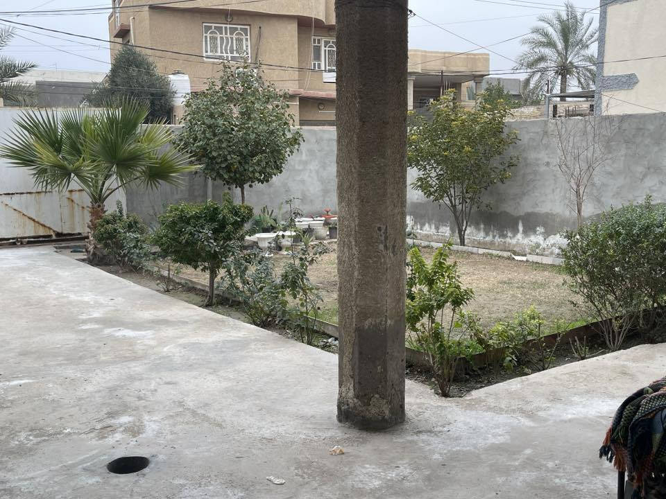 دار للبيع منطقة البكرلي شارع مخبز ليمونه المساحه 200متر سند واقع حال 243م ركن عل شارعين متوفره جميع الخدمات تبليط ومجاري وكهرباء طابق واحد يحتوي على غرفه وكندور ومطبخ وصاله ومجمع صحيات..للاستفسار.. ***********
