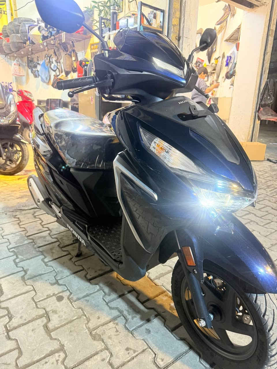 سلام عليكم 
للبيع فقط 
هوندا ياباني 
نوع كرزلا 
غراضها مال بيسي اكس 
ماشيه 14 فقط 
رقم وسنويه وشرط التحويل 
دراجه ناعمه وقويه واقتصاديه جدا 
مكاني بغداد فضوه عرب 
معرض كريم الربيعي 
بيع نقد وأقساط ماستر رافدين فقط 
*********** بغداد, العراق
