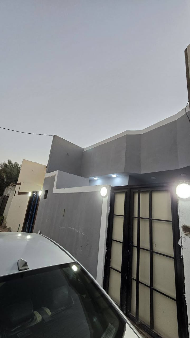 بيت 100متر للبيع بناء جديد بلوك وصب كونكريت (كامل)بشارع المطار القديم قرب جامع ام البنين غرفه وصاله ومطبخ وستقبال وصحيات (جديد)السعر 35وبي مجال بسيط للاستفسار ***********/***********
