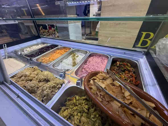 السلام عليكم
فطائر بيتزا لحم بعجين شاورما سوري صفيحة صار موجود  أربيل بحي عسكري
ودليفري موجود قسم خاص لعائلات والاسعار مناسبه جدا للطلب ع واتساب او فايبر ***********
***********
