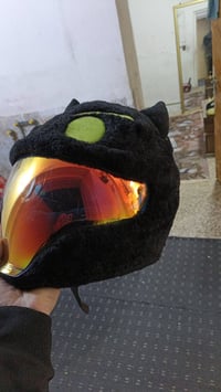 خوذه سعرها ١٢٥ وبيها مجال قليل اصليه مال بطح ونضيفه حيل مكان سيدية ٠٧٨...