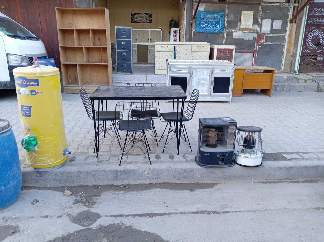 بسم الله
غراض للبيع العنوان المحمودية مقابل المركز الصحي 
والمحل الثاني شارع قيم َمقام قرب الوكيل ابو كريم ويوجد ايضآ باله في مجمع المنصور التجاري خلف عمارة الخضيري و مقابل البيت التركي
***********
***********
