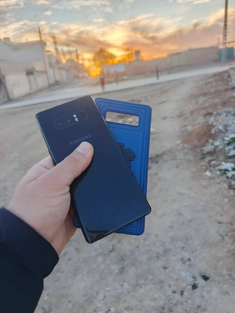 نوت 8 
شاشه بيه فطر خفيف حيل مايبين واضح
مو مفتوح مو واصل صيانه شرط
مكان السيمكرت والقلم ضايع
السعر 65 بي مجال شي قليل مكاني ايمن
***********
