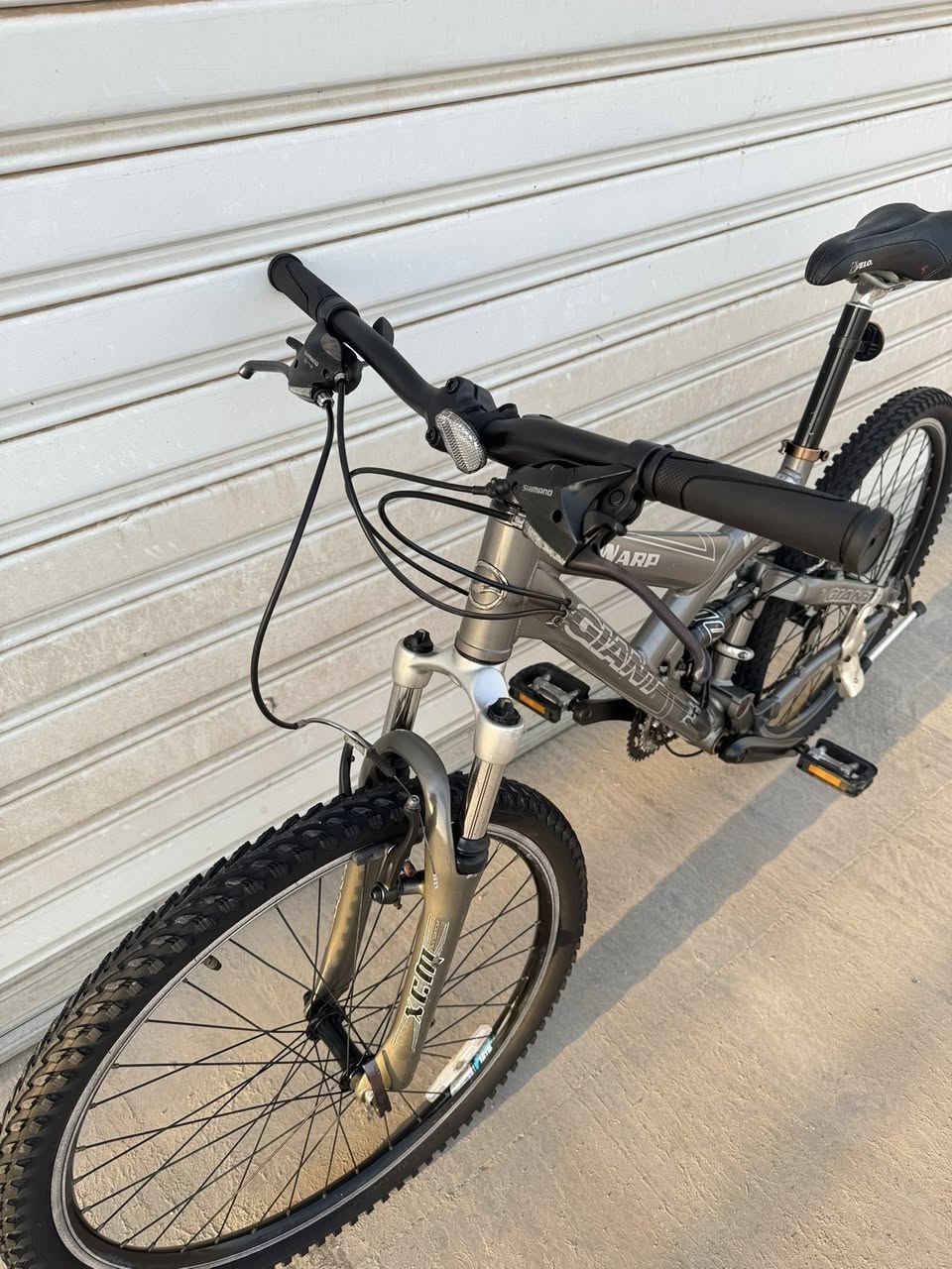 السلاًم عليكًم اخًواني الغواليً عنديً هذيً ماركةً (GIANT) غني عن التعريف حجم 26 جبلي دبلين 
قياس S معدنه المنيوم سستم شيمانوا التوس 
نمره 3/8 بدلته سحب دفع شيمانوا صنع تايوان 
سعرهاا 250 الف وبي مجال ونظفتها شوفت عينك 
الدراجة رمبه ممستخدمة بل عراق الاستفسار  *********** تتوفر خدمة توصيل لجميع 
محافظات العراق وتحياتي للجميع
