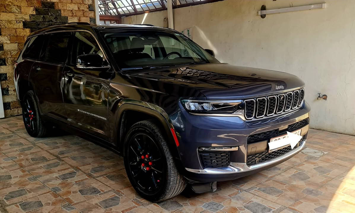 جيب  كراند شيروكي 2022 لمتد L .وارد امريكي
الشكل الجديد 7  راكب

المحرك : V6.  3.6L 
العداد :  45 ميل
اللون : رصاصي رمادي
الرقم : اربيل 22 دولي 

مكان السيارة:بغداد
المواصفات :
* دفع رباعي 4x4 . 
* رادار امامي مع مانع تصادم . 
* تحذير الخروج عن المسار . 
* تحذير النقطة عمياء  .
* ويل قياس 20 انج .
* سقف بانوراما . 
* مع شاشه بمواصفات عاليه
* شاشه كبيرة 10.1 انج . 
* نظام الخرائط (GPS) .
* كاميرا داخلية محيطيه  360 درجه  . 
* كاميرا خلفية . 
* المصابيح الأمامية زنون .
* كشافات الضباب زنون .     
* تشغيل عن بعد .
* صندوق كهربائي .
*شفتات بالستيرن.
*الگير ماوس مع وضعيات قياده متعدده.
* مقصورة الركاب من الجلد الفاخر .
*تطعيم الدشبول والابواب صاج ملكي.
* حفظ وضعيات الجلوس (ميموري) . 
* المقاعد الأمامية كهربائية .
* المقاعد الأمامية تبريد وتدفئة .
* المقاعد الخلفية تدفئة .
*سايد بريك بصمه.
*فول تحكمات ستيرن امامي خلفي.
*عشره  ايرباك بالدشبول ولتكم ولكراسي
* سستم صوت Alpine . 
* انارة داخلية LED . 
* حساسات خلفية . 
* 7 راكب .
* مكيف خلفي مع وحدة تحكم منفصلة . 
* تدفئة ستيرن . 
************
