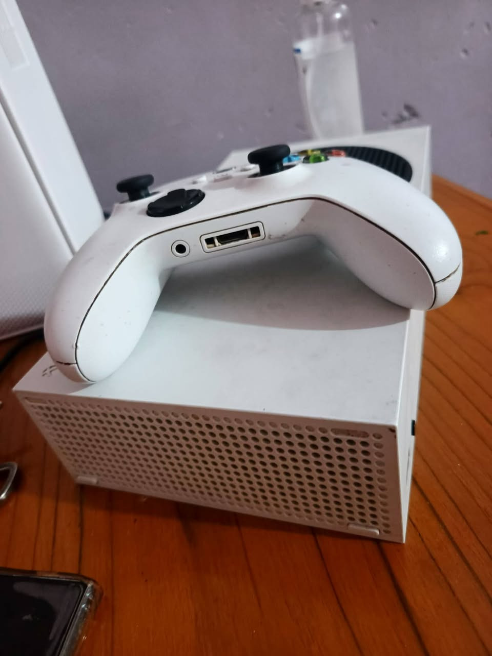 اكس بوكس سيريس اس جوستك واحد
سعر 350 وبي مجال بسيط 
مكاني نجف
***********
