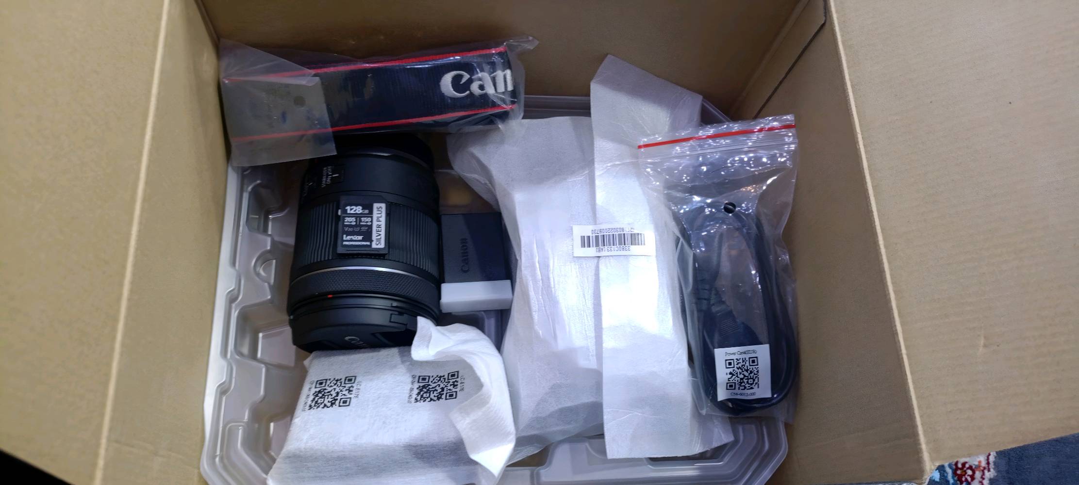 للبيع كاميرا Canon RP (الوحش الـ Full Frame) بحالة الوكالة، الكاميرا "اخت الجديدة" ونظافتها 100%.
​العدسة: الاصلية مال الكامرة  24-105mm (شغالة لكل شي: بورتريه، طبيعة، وفيديو).
​الشتر: صدمة! ما عابر الـ 1000 صورة فقط (يعني بعدها بورقها).
​النظافة: استخدام  قليل جداً، وبدون أي خدش.
​الباكيج كامل (يعني اشتري وبلش صور فوراً):
✅ رام 128GB أصلي وسريع.
✅ ستاند
✅ جنطة كانون الأصلية.
✅ حزام الكاميرا الأصلي.
✅ كافة الملحقات والكرتونة موجودة.
​باختصار: الكاميرا جاهزة، بس استلمها وبلش مشروعك الإعلامي
​📍 المكان: [البصرة/ القبلة / حي المهندسين/]
💰 السعر: [1,450,000] 
📞 للاستفسار:  [***********]