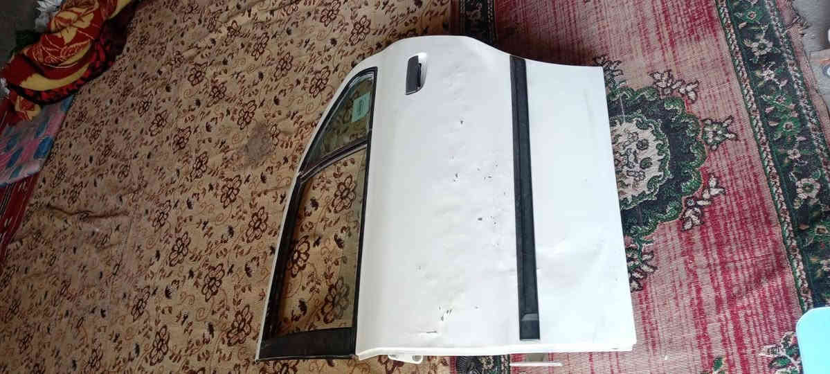 سلام عليكم باب سمند خلف سايق الباب كامل هوه وجامه والبطلنه والكيلون بس بي ضربه موضحه بل صوره السعر ١٠٠ وبي مجال   الرقم ***********
