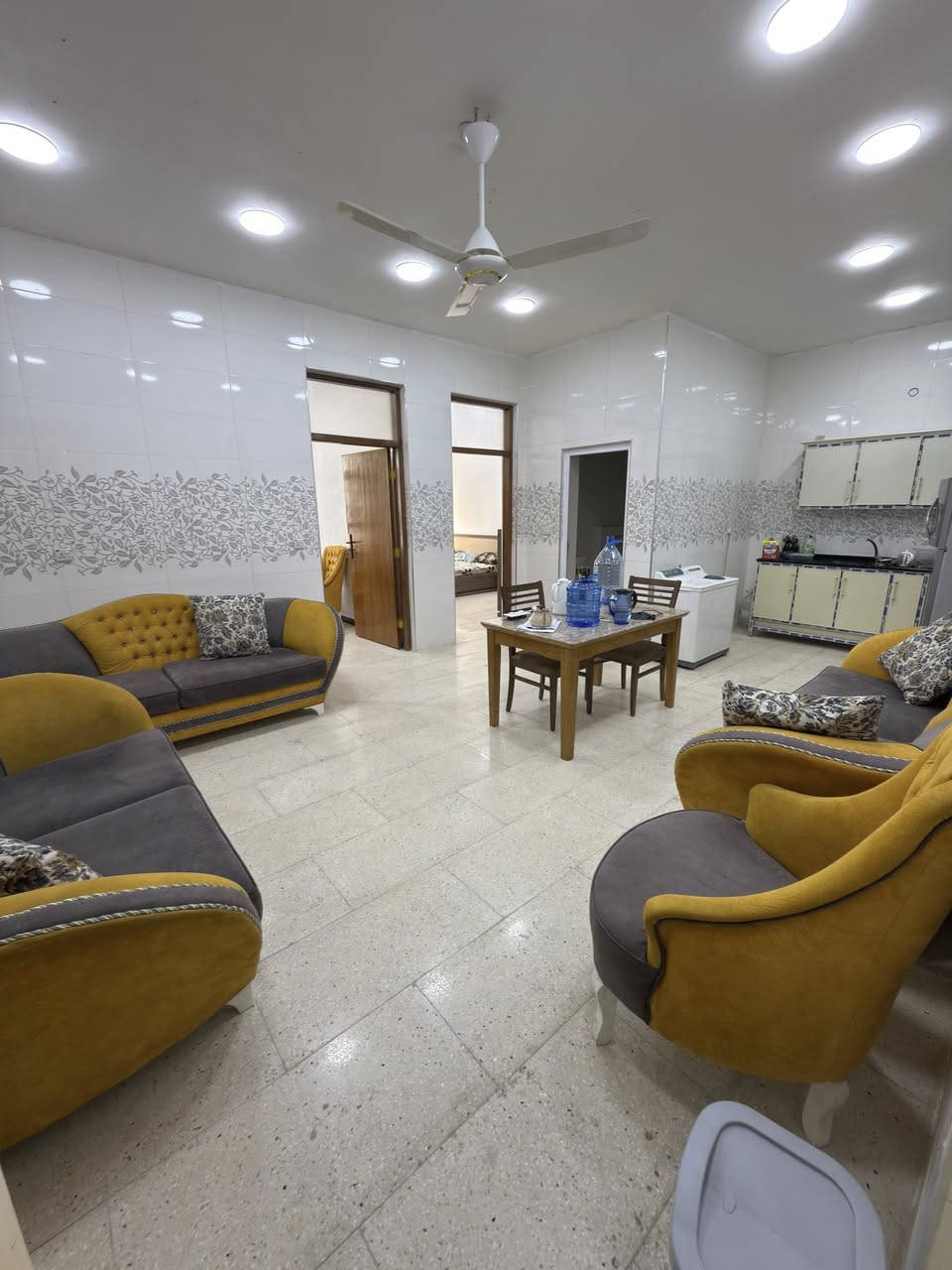 السلام عليكم بنايه تحتوي على شقة مؤثثة كاملة ديلوكس شقة درجة اولى بيه غراض كاملة و ماء وكهرباء مستمرة ماتنقطع دقيقة والشقة ايضا تحتوي على مصعد الشقة مساحتها 100 سعر الايجار مليون و500 
مكان الشقة بغداد شارع فلسطين تقاطع مصرف الرافدين
الاتصال ***********
