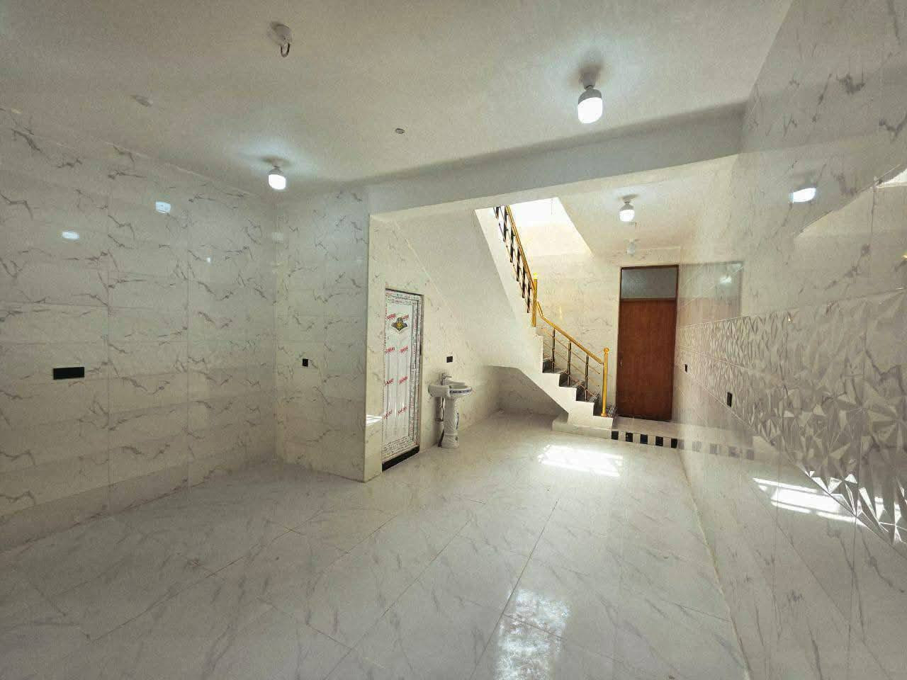 السلام عليكم دار سكن  للبيع حديث غير مسكون ثلاث غرف نوم حديث درجة اولى يحتوي على ثلاث غرف نوم وثلاث صحيات بالقرب من الشارع العام في الكوت منطقة حي الحكيم نزلة افران الهادي مساحتة 100م البناء طابوق درجة اولى والسقف صب مسلح والارضية والجدران سيراميك ويتكون البيت من ثلاث غرف نوم واستقبال ومطبخ وصالتين وصحيات داخلية وخارجية ومرقم من قبل البلدية علما ان البيت فارغ السعر 55 وبي مجال الاستفسار الاتصال على هذا الرقم ***********
