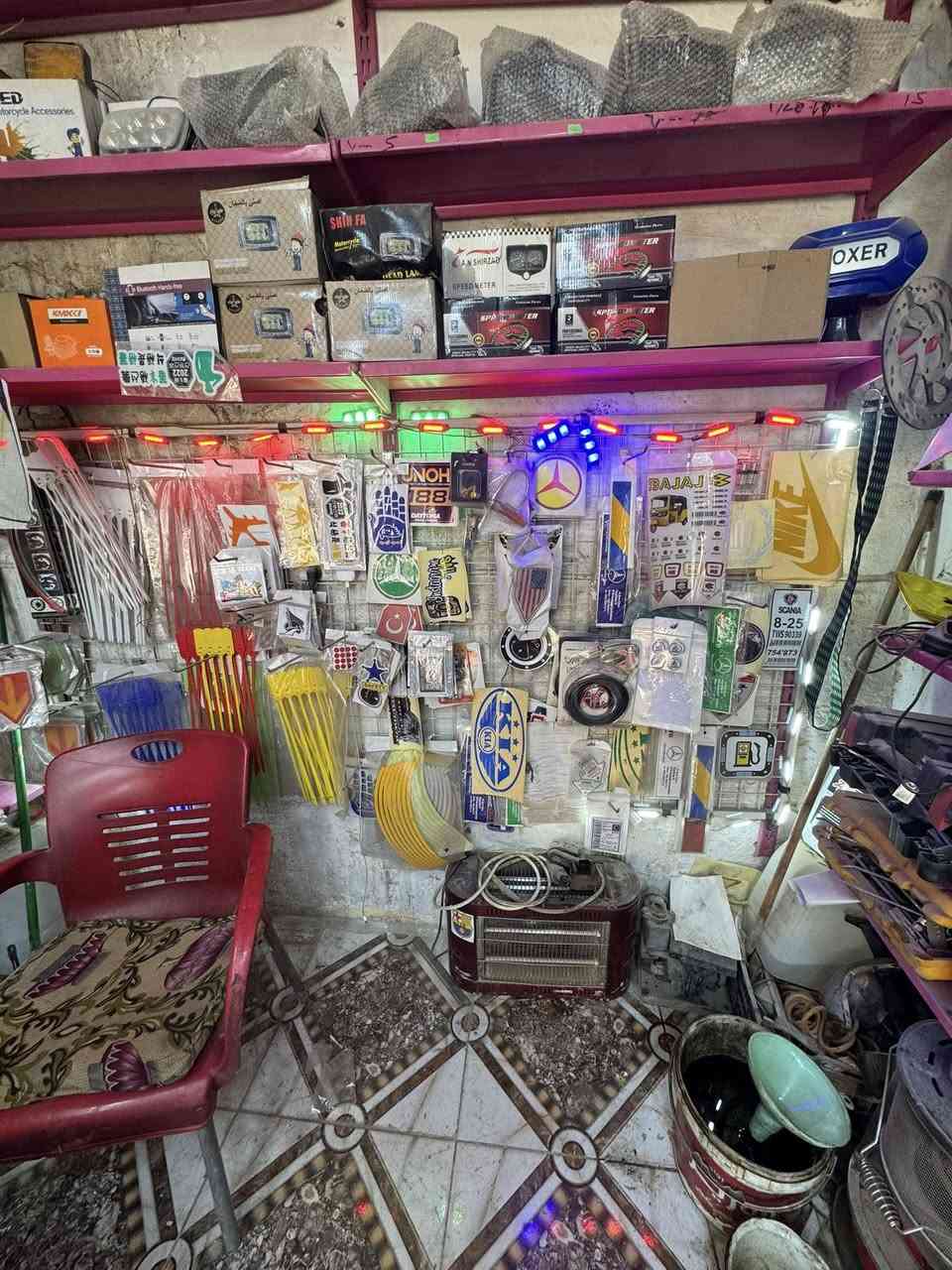 سلام عليكم للبيع محل ادوات حتياطيه وتصليح دراجات بس جيب العده مالتك وتجي تشتغل محل كامل مثل ماموضح بصور مكان المحل المفرك شارع الحسينيه مقابيل الصميدعي للكبنكات رقم***********
