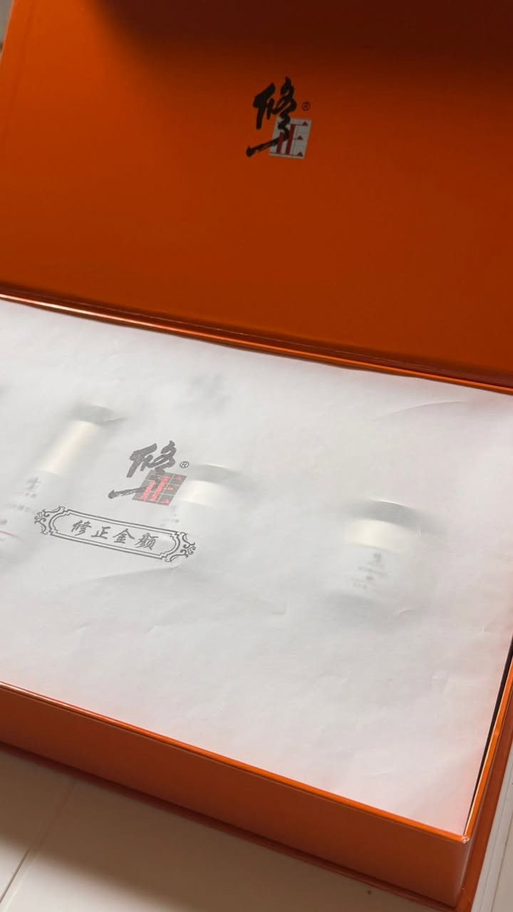 مجموعة Xiuzheng Jinyan الفاخرة للعناية بالبشرة 🤍
تركيبة مميزة تمنح بشرتك إشراقة، نعومة ونضارة من أول استخدام 🌸

💎 البكج الكامل يحتوي على:
▫️ سيروم مغذي
▫️ كريم نهاري
▫️ كريم ليلي
▫️ لوشن مرطب ومنعش

🌿 الفوائد:
✔️ تفتيح وتوحيد لون البشرة
✔️ تقليل التصبغات وآثار الحبوب
✔️ ترطيب عميق وملمس حريري
✔️ يمنح البشرة Glow طبيعي وإشراقة 

السعر 25 والتوصيل مجاني 🔥
 للطلب راسلينا خاص📩


**إذا كنت صاحب هذا الإعلان وتريد حذفه لأي سبب، رجاءا أرسل رسالة إلى الدعم الفني**