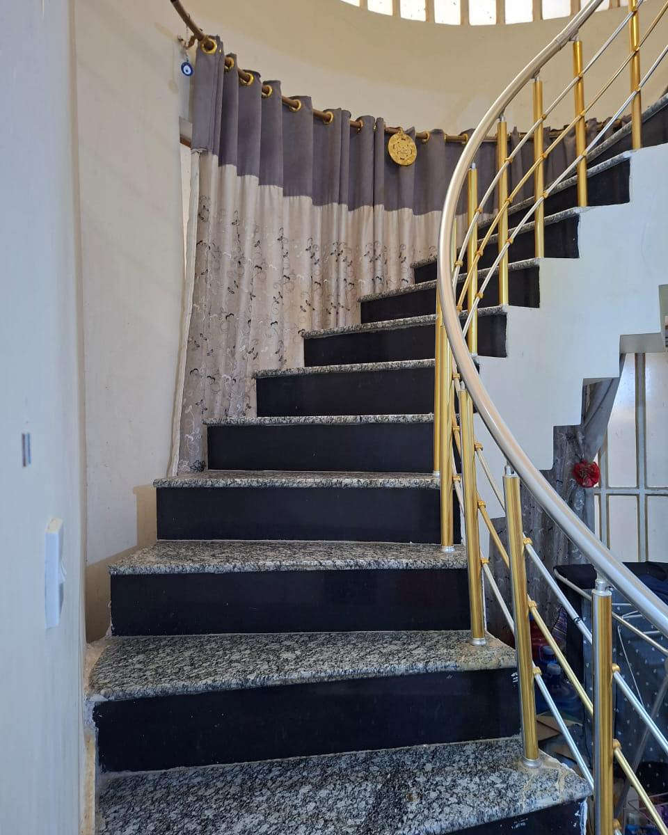 🏡 دار للبيع – حي الجامعة 🔥  

📍 الموقع: حي الجامعة  
📍 فرع مخبز الكفائي  

📐 المساحة: 200 م²  
📄 طابو صرف  
🏗️ سنة البناء: 2017 / 2018  

✨ تفاصيل الدار:  

▪️ الطابق الأول:  
✔ غرفتين نوم  
✔ صالة  
✔ صالة براني  
✔ مطبخ  
✔ حمام وصحيات  
✔ ملحق  
✔ كراج سيارات  
✔ حديقة  
✔ عدد 2 مناور  

▪️ الطابق الثاني:  
✔ غرفتين نوم  
✔ صالة  
✔ حمام وصحيات  

✨ البيت مرتب وجاهز للسكن  
✨ موقع ممتاز وقريب من الخدمات  

📲 للاستفسار والتواصل:  
***********  
***********  

🏢 مكتب أساس للعقار والمقاولات العامة  
📍 الديوانية – حي الفرات – مقابل جامع الإمام المهدي  

#دار_للبيع  
#حي_الجامعة  
#طابو_صرف  
#عقارات_الديوانية  
#مكتب_اساس  
#الديوانية  
#بيع_وشراء  
#استثمار_عقاري
