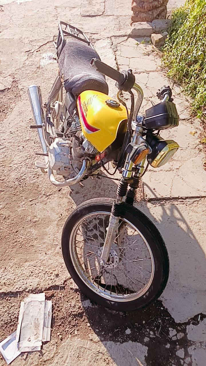 دراجة ايراني للبيع خمسة كير  مكينة سونلنك مصارلي سبوعين من شديتهة  بدون اوراق مكفولة من السرقة الكهربائيات ناقصهن ضفيرة مكان الكاظمية السعر ٣٠٠ وبيهة مجال 
الرقم ***********
