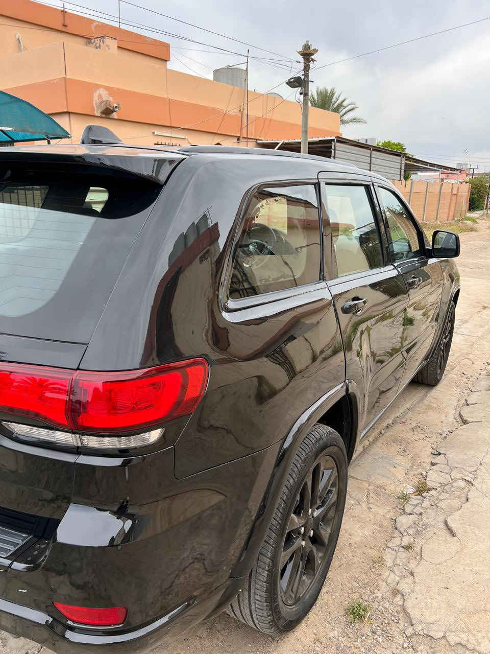 سعر مناسب جدا
جيب كراند شيروكي  مديل 2018

فول مواصفات بصمة 6 سلندر فورويل
ابيعلك صبغ عام اثر طخطخات وشبر بلقماره صبغ 

المحرك : V6.  3.6L . 

العداد :  205  km

المواصفات : 4x4

* قيادة ذاتية عند المنعطفات. 

* رادار امامي مع مانع تصادم . 

* تحذير الخروج عن المسار . 

* مستشعر نوم السائق مع نظام التوقف الآلي 

* تحذير النقطة عمياء

* شاحن موبايل 

* ⁠تبترونيك كير بالستيرن

* ويل كب بلاك توب قياس  20 انج ..  

* كاميرة . 

* المصابيح الأمامية زنون 

* دخول ذكي. . 

* تشغيل عن بعد .

* الصندوق الخلفيي كهربائي

* حساسات خلفية  .

* مكيف خلفي مع وحدة تحكم منفصلة . 

* تدفئة كشنات + ستيرن +تبريد

بانوراما. 

* مانع تصادم خلفي 

* محدد سرعة . 

* نظام التشغيل والاطفاء الاوتوماتيكي .

* نظام بريك اوتماتيكي

.:: السعر 155$

***********
