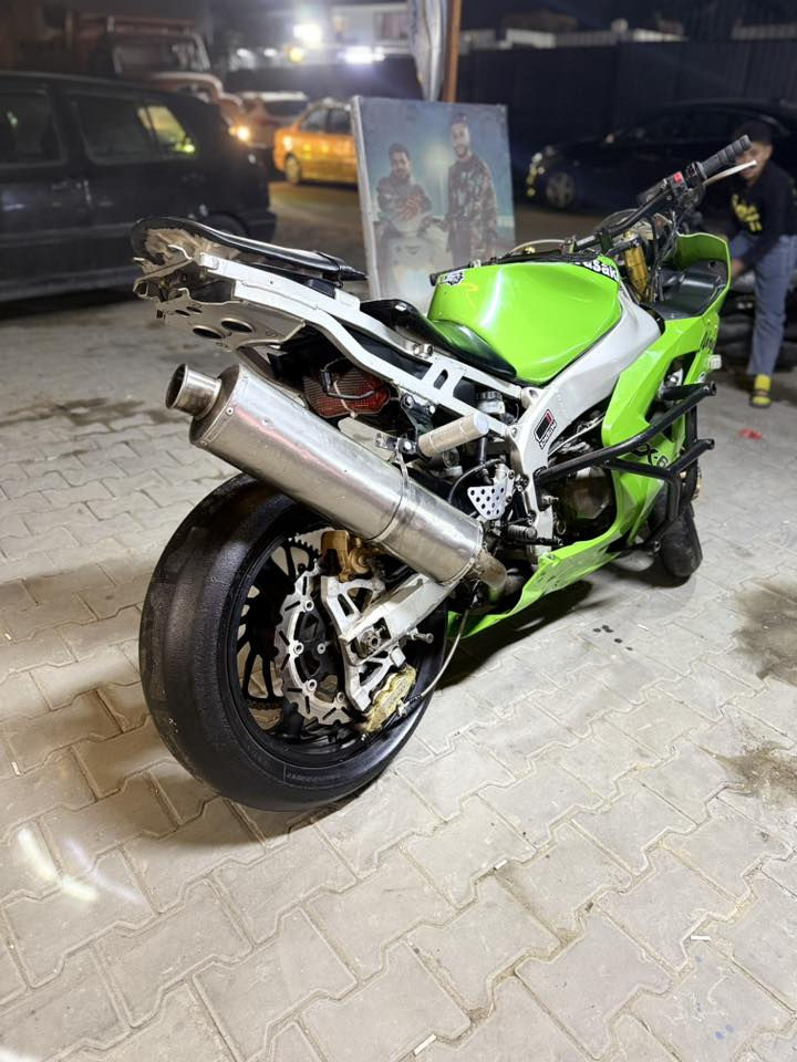 سلام وعليكم كاوسكي لبيع 2004 636 دراجه مكفوله كفاله عامه وكفر كامل وعداد شغال ومزوده شوفت عينك بيه تخم تاير جلاتين وبلحقيقه احلا من بل صور رايده ٢٨ وبيه مجال قليل مكاني بغداد الاعظميه وستفسار اكثر خاص وهاذا رقم ***********
