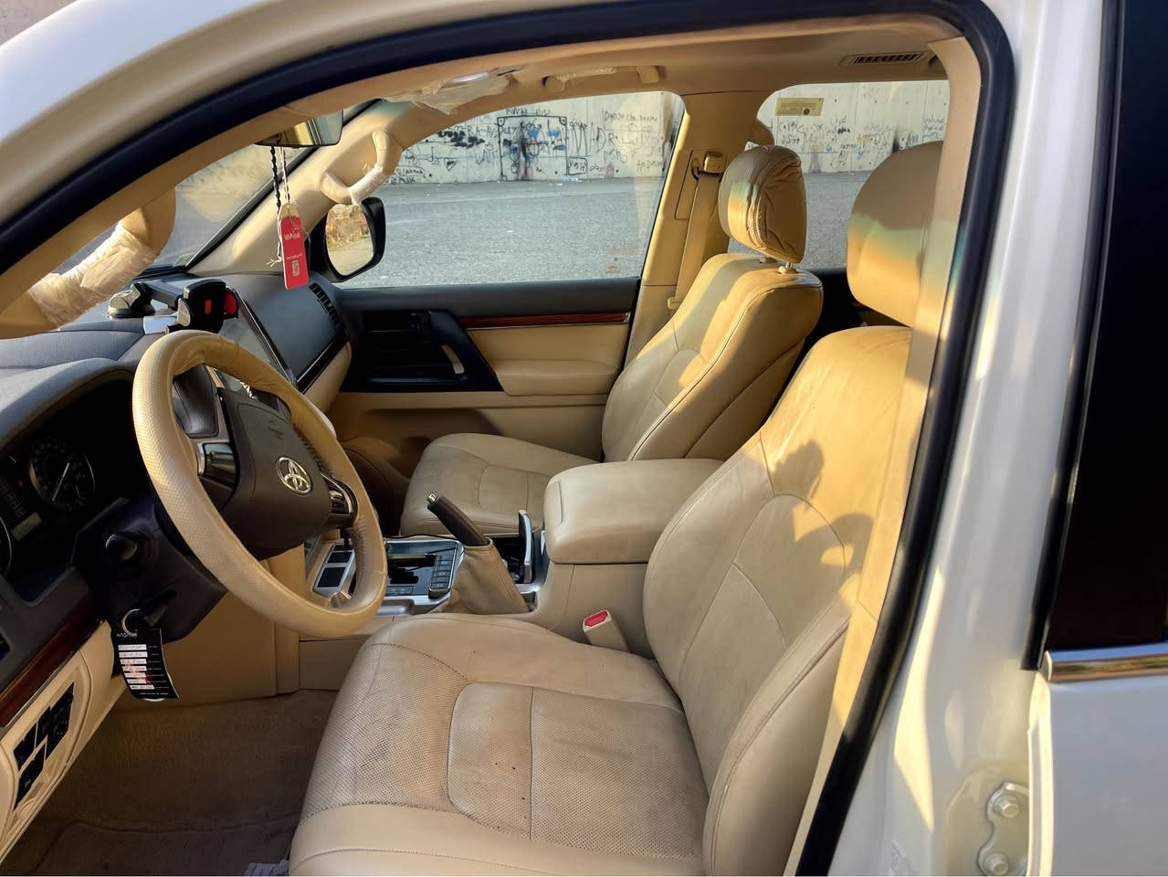 لاندكروز 2016 خليجي (بريمي) فول مواصفات كشن جلد دبل اكسل ٦ سلندر كير ومكينة وكهربائيات وكلشي بشرط، كير ومحرك مو مفتوح  ، السيارة بيها قطعتين ونص صبغ صفحة يعني بجم وخلف كبس . وشوية بل بطانة. ايرباكات سليمة .  السيارة نصبتهة حلوة ، مصروف عليها هواية دعامية اماية وعطر ولايتات و ويلات مال 2021 مشدودلهة ، وقبل فترة مسوي ادامة كاملة للمحرك من تنظيف نوزلات وولفات وكلشي 
السعر : 410 ورقات وبيهة مجال بسيط 
رقم تلفون: ***********واتساب موجود
Monika 2016 bremi ful ful mwasafat , 6 pstn , gear o makina o kahraba2yat bshartn,gear o makina na vakri , 2 qt3a o niv yet sbxe teda hana bchm o psht kabs, airbag o shasi bshart.sayara galaka shrina o masraf ya le hatya krn , light o da3ami o 3atar o wheel yet 2021 ye lsar , o bari chandake mn service kaml bo makine ya kri b 200$ 
S3r: 410 waraqa o majalak basit
Raqam: *********** whatsapp دهوك, العراق
