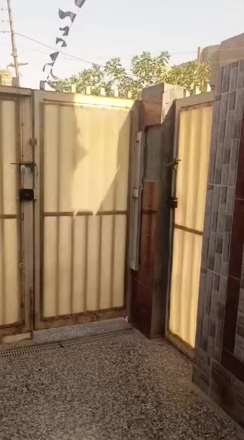 السلام عليكم الدار للبيع طابو زراعي المساحة 200 م طابقين بناء درجة أولى موقع ركن منطقة البلديات الضباط الثانية الزراعي قرب ملعب بسام يحتوي الدار على كراج واستقبال مع مطبخ و اربعة غرف منام وهول مع صحيات عدد ثلاثة تم تنزيل السعر لغرض البيع الى
180 مليون ومن الله التوفيق ***********
