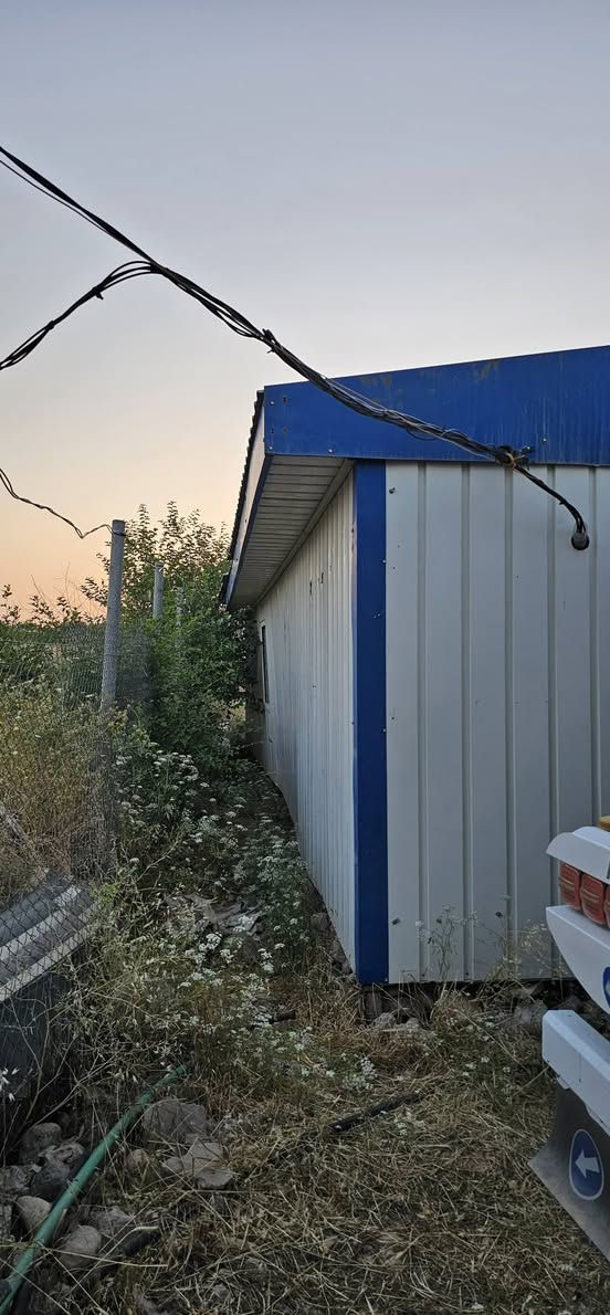 کابینە بۆفرۆشتن
درێژێ 12مەتر
پانی 6مەتر
پارچە پارچەئەکرێ بۆگواستنەوە
ناونیشان چەمچەماڵ

***********. دخان, السليمانية
