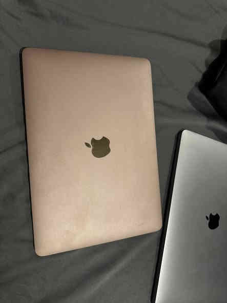 MacBook 12” Early 2016  Rose Gold 
Dual-core Intel core m3
8GB 
Intel HD graphics 515 (1536MB)
250 GB ssd
12-inch (2304x1440) Retina display 
Cycle count: 376 
Condition : Service Recommended 
 اكو نقاط بالشاشة بس ما ماثره ع الشاشة ابد  
مكاني بغداد 
***********
***********
