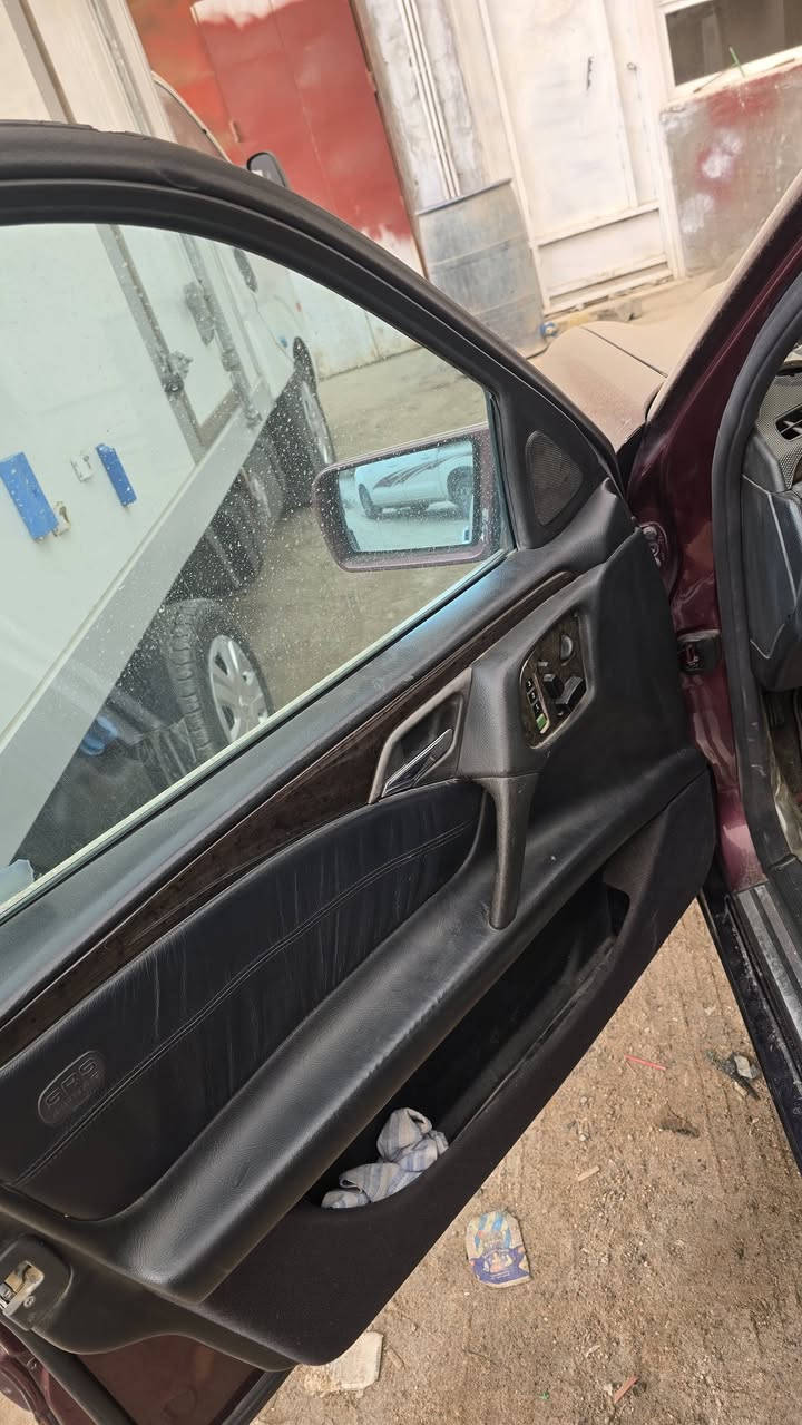 سلام عليكم ورحمة الله وبركاته مارسدس ام عيون موديل 99مسجله 2014مكينه او كير جديد سياره وارد يابان سياره فول مواصفات محرك سته vالمرغوب سياره جديده حداده جديده السعر 72
او بيه مجال رقم الهاتف 
***********
