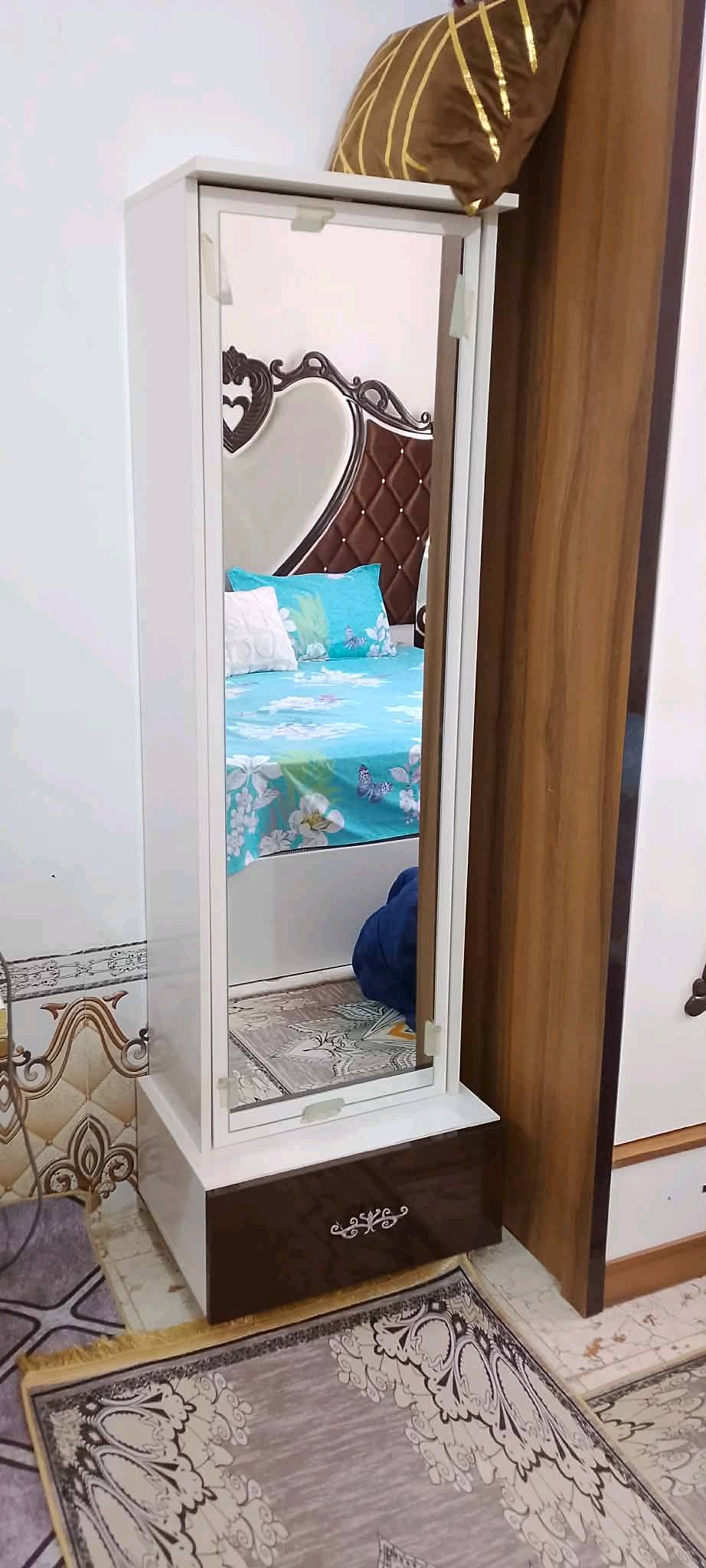 السلام عليكم 
غرفة اخشاب تركي نضيفه مستعمله شي قليل ومناسبه الشراي يتفضل خاص او مراسله عله الوتساب ‏‪0788 740 3593‬‏
المكان 
النجف الاشرف 
قضاء المشخاب 
ناحية القادسيه