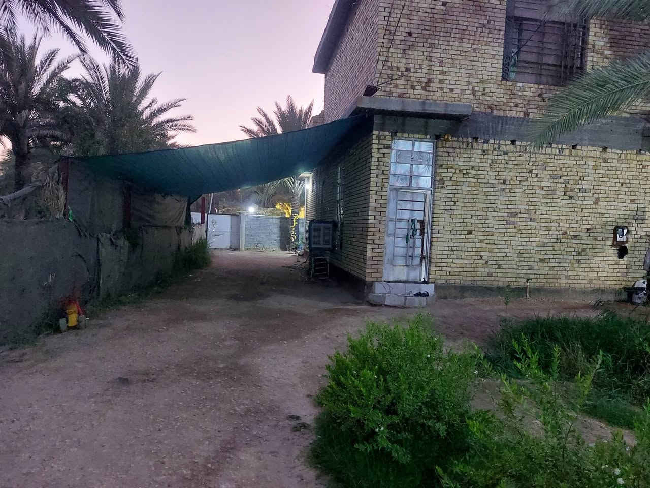 اعات النشر بسبب  الوعد كاذبه  السلام عليكم  المساحه ٧٠٠ متر يتكون من بيتين يبعد عن الشارع ١٠٠ متر تحويل مباشر سند 25 ,
تفاصيل البيت لأول طابوك الصقف صب كونكريت معه غرفتين نوم وحده فوك وحده جوه معه صاله وستقبال ومطبخ معه كراج ٣٠ متر معه حديقه كبيره البيت ٢ يتكون البيت من غرفتين نوم معه صاله معه مطبخ البناء بلوك والصقف كونكريت الموقع نهايت حي عدنان بزراعي عله الشارع البوعبدالله السعر 225  مليون وبيهن مجال قليل الشراي يتصل رقمي ***********
