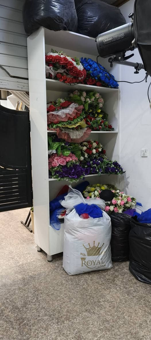 سلام عليكم ارفوف نضيفه كلش للبيع سعر الوحده ٢٢٥بيه مجال مرايه ١٠٠بيه مجال الاستفسار خاص او رقم ***********
