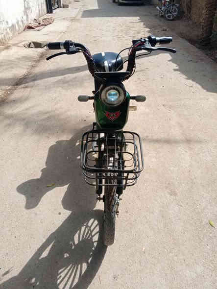 السلام عليكم بايسكل شحن للبيع أربع بطاريات خير من الله مكاني بعقوبة تقاطع الساده السعر 150 وبي مجال قليل الرقم *********** واتساب
