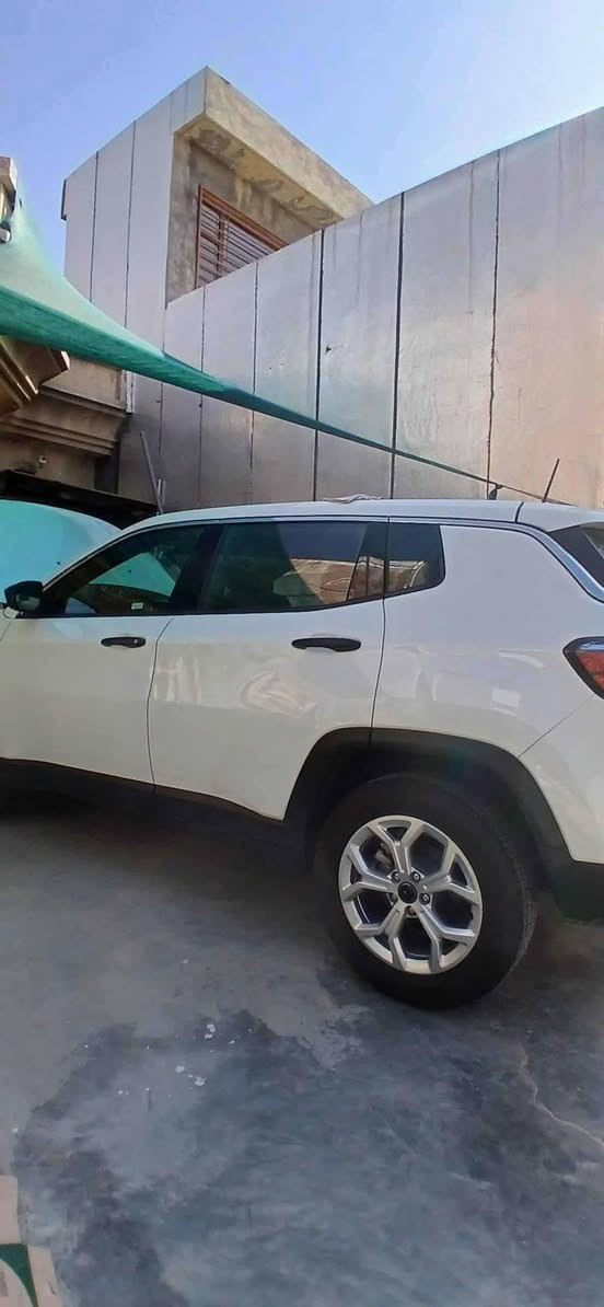 السلام عليكم يوجد جيب كومباس موديل ٢٠٢٥ رقم بغداد انكليزي باسمي الضرر دعامية وراديترات فقط السيارة جديدة وجاهزة قطره صبغ ما بيها شاشة كامره ورادار ماشيه ٦٠٠٠ كيلوا ترهم بيع او مراوس بكيه حمل آلاتصال على الرقم ***********
