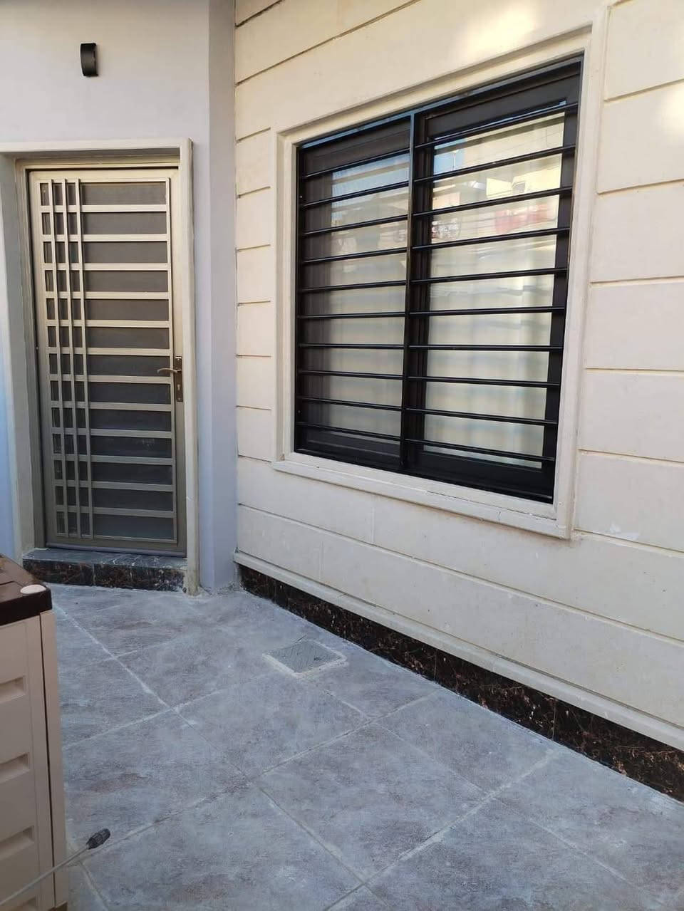 السلام عليكم 
‏كادر مختص بجميع انواع العمل 
‏ترميم منازل
‏مقاولات عامه 
‏وديكورات عامه خارجية وداخلية
‏
‏الاستفسار عل هذا الرقم *********** بغداد فقط 
‏
