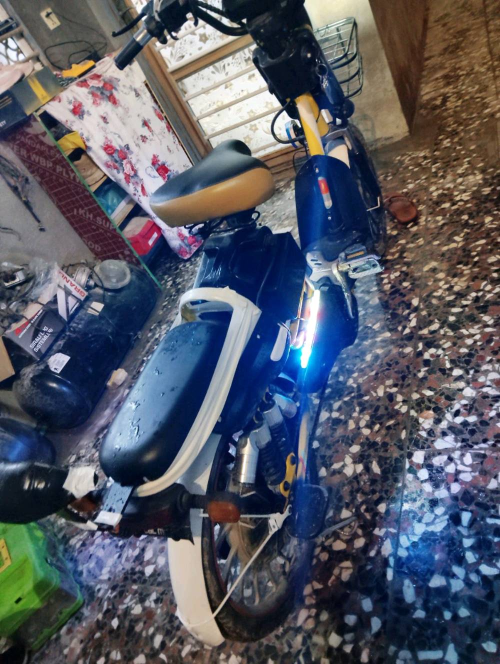 بايسكل شحن مستعمل
مواصفات:
شاشة
اناره ld
حجم 26
موديل 2023
قفل خلفي
لايت عالي ناصي
ستاند وشاحن موبايل
سرعة حقيقية 40_30
4 باتري
بك لايت
سله امامية
نضام امان سرقة
بي خللين الهورن والاشاير
السعر275 وبي مجال للطيبين 
المكان: كربلاء سيف سعد قرب أسواق حمودي
رقم الهاتف ***********